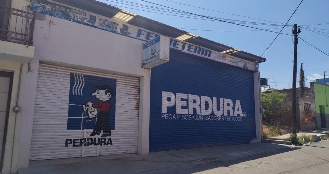 Fachada de la bodega con cortinas metálicas