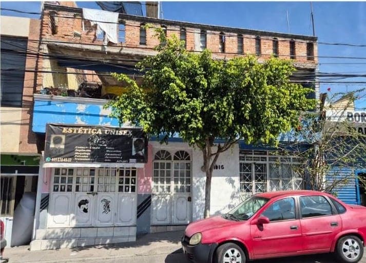 Fachada con el local comercial