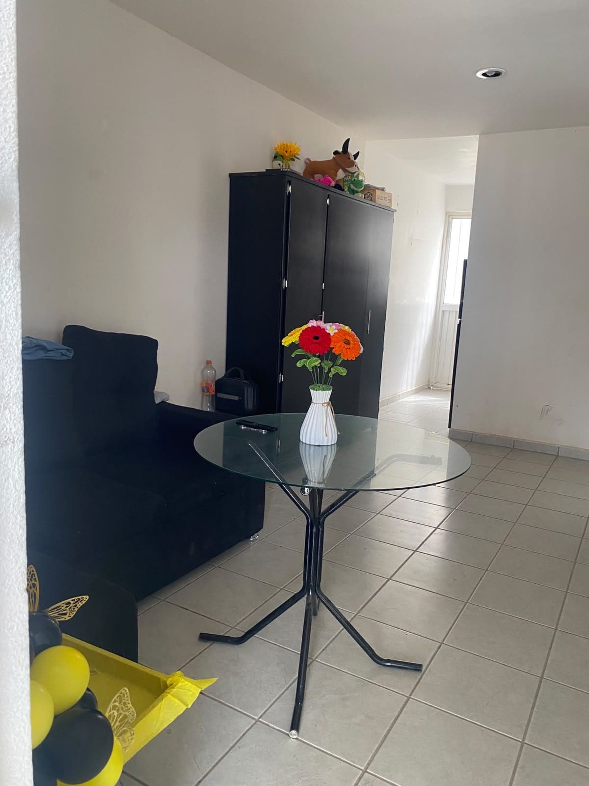 Sala con sillón y mesa de centro