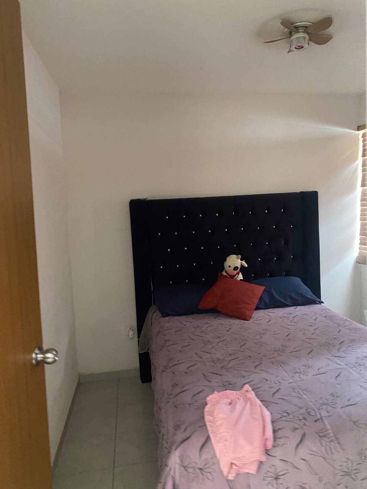 Recámara con cama y clóset