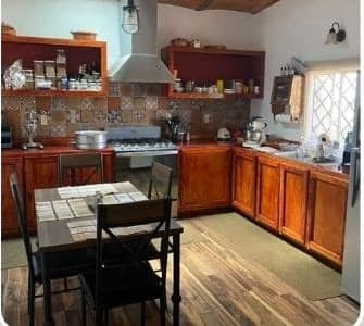 Cocina con muebles de madera