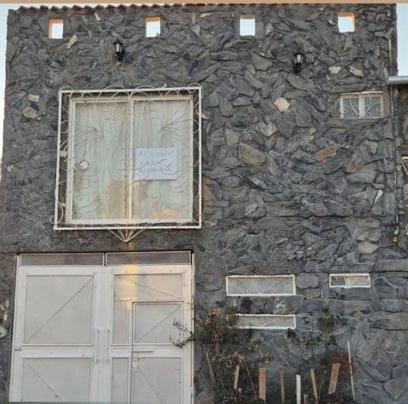 Fachada de piedra de la casa