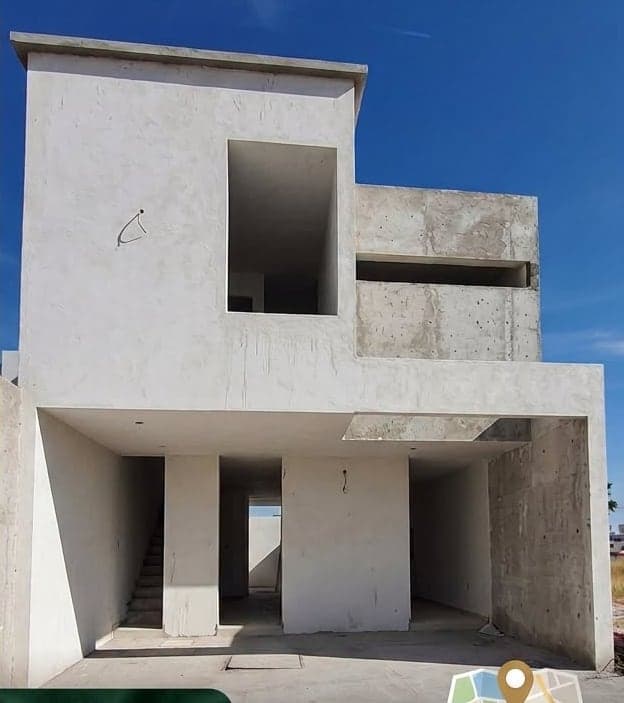 Fachada de la casa en construcción