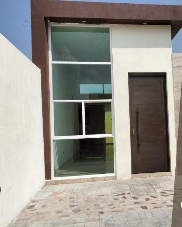 Fachada con ventanal de piso a techo