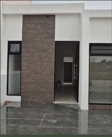 Fachada de la casa con muro de porcelanato