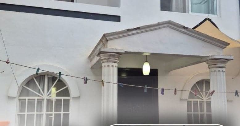 Fachada con pórtico de columnas