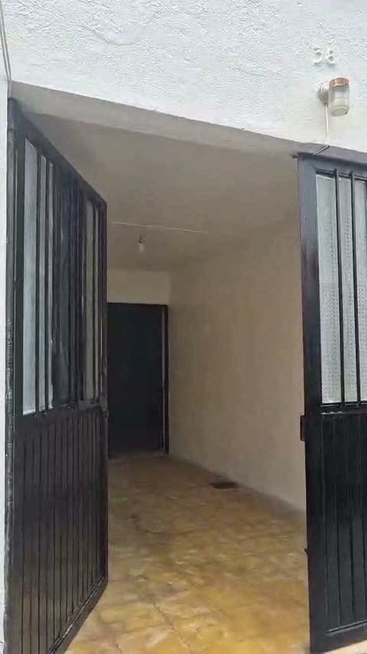 Entrada con puerta de herrería