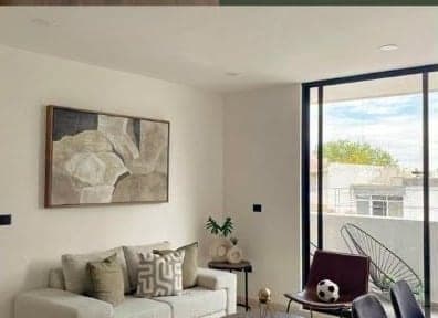 Sala con ventanal de piso a techo