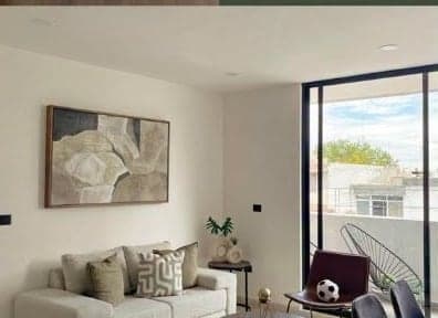 Sala con ventanal de piso a techo