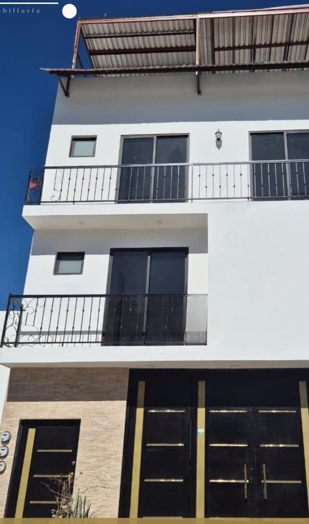 Fachada del edificio de tres niveles